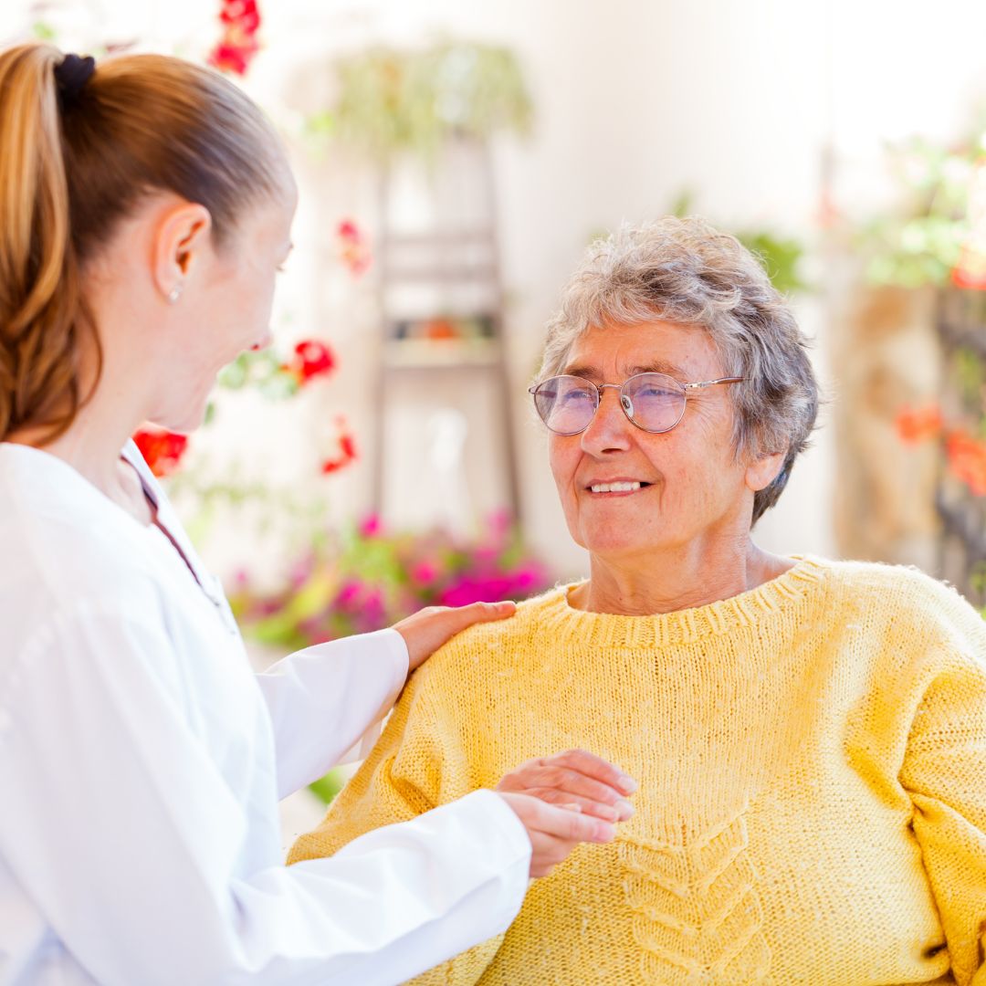 Cuidado de personas mayores a domicilio. ¿Personas cuidadoras internas o cuidadoras externas por horas?